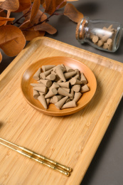 桌面上的盘子里的香气四溢的塔香