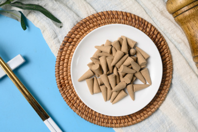 桌面上的盘子里的香气四溢的塔香