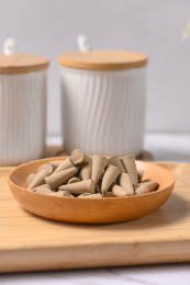 桌面上的盘子里的香气四溢的塔香