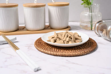 桌面上的盘子里的香气四溢的塔香