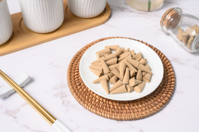 桌面上的盘子里的香气四溢的塔香