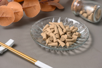 桌面上的盘子里的香气四溢的塔香