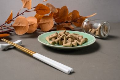 桌面上的盘子里的香气四溢的塔香