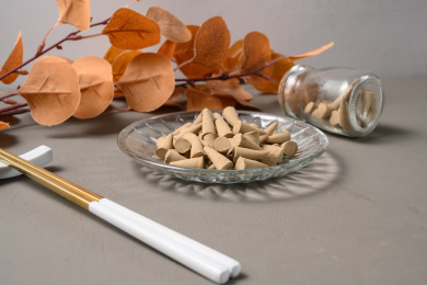 桌面上的盘子里的香气四溢的塔香