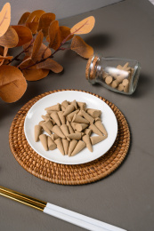 桌面上的盘子里的香气四溢的塔香