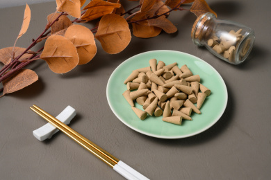 桌面上的盘子里的香气四溢的塔香