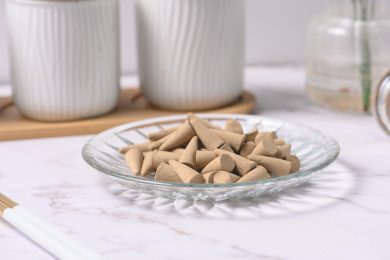 桌面上的盘子里的香气四溢的塔香