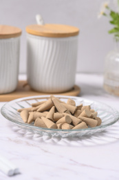 桌面上的盘子里的香气四溢的塔香