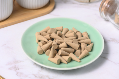 桌面上的盘子里的香气四溢的塔香