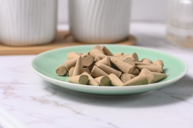 桌面上的盘子里的香气四溢的塔香