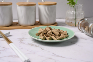 桌面上的盘子里的香气四溢的塔香