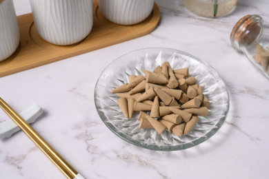 桌面上的盘子里的香气四溢的塔香