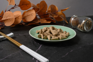 桌面上的盘子里的香气四溢的塔香