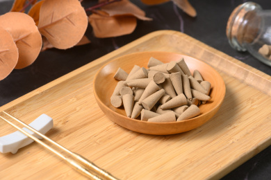 桌面上的盘子里的香气四溢的塔香