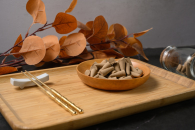 桌面上的盘子里的香气四溢的塔香