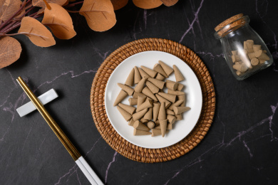 桌面上的盘子里的香气四溢的塔香