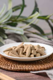 桌面上的盘子里的香气四溢的塔香