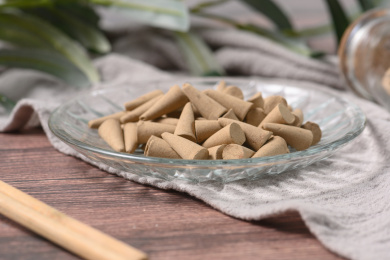 桌面上的盘子里的香气四溢的塔香