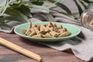 桌面上的盘子里的香气四溢的塔香