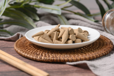 桌面上的盘子里的香气四溢的塔香