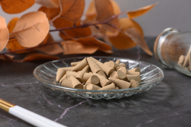 桌面上的盘子里的香气四溢的塔香