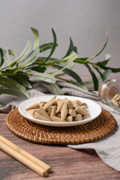 桌面上的盘子里的香气四溢的塔香