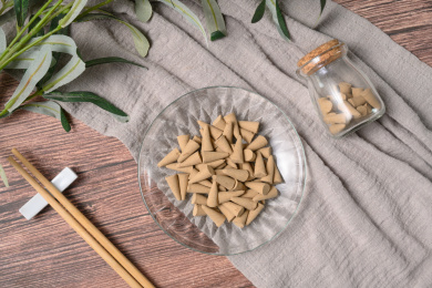 桌面上的盘子里的香气四溢的塔香