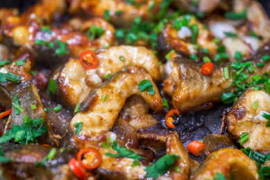 一盘美味鲜辣的湖南酱焖鲶鱼