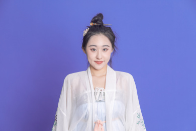 纯色背景前穿着古装汉服的东方女性肖像