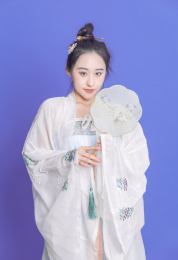 纯色背景前穿着古装汉服的东方女性肖像