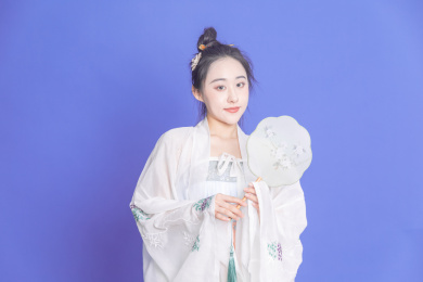 纯色背景前穿着古装汉服的东方女性肖像