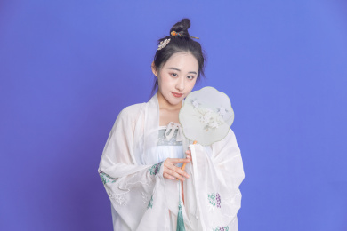 纯色背景前穿着古装汉服的东方女性肖像