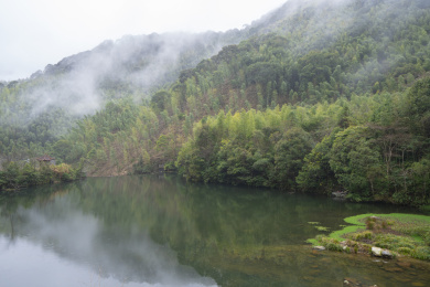 云雾缭绕的山区与碧绿的水潭，福建龙岩