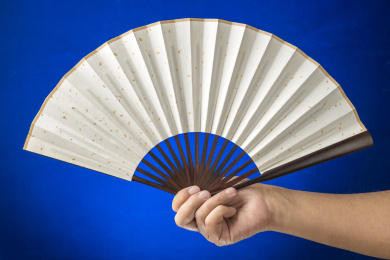 男性手持中国传统折扇纸扇特写