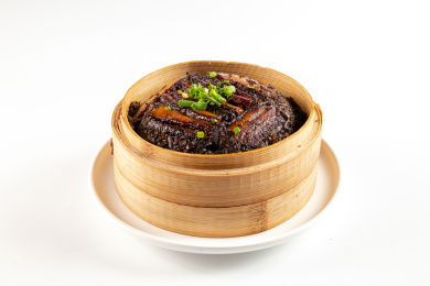 放在蒸笼里的梅菜扣肉