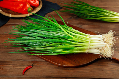 深底上的新鲜小葱