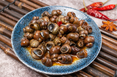 夜宵美食香辣爆炒田螺