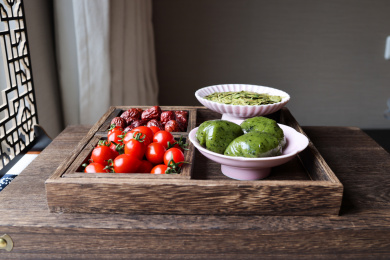 桌子上的茶,茶叶,点心与青团