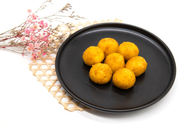 白背景美味小吃油炸香芋地瓜丸