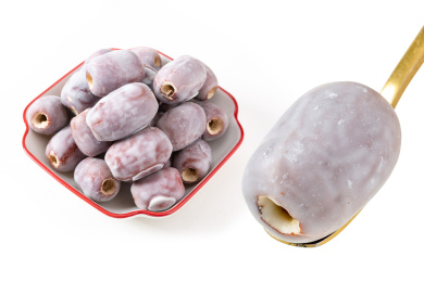 勺子里的一颗巧克力奶枣特写