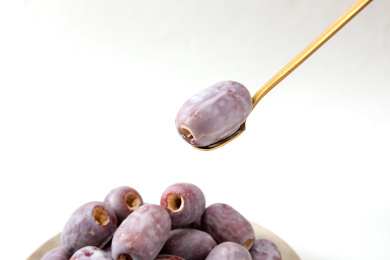 勺子里的一颗巧克力奶枣特写