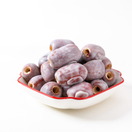 白底上的一盘巧克力奶枣特写