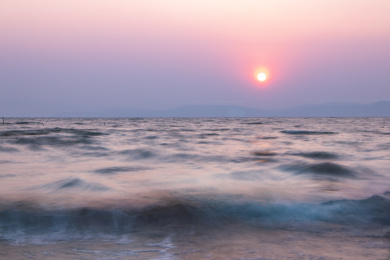 中国云南昆明滇池黄昏时段的夕阳