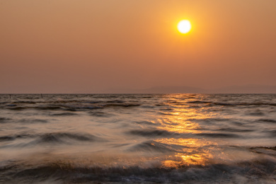 中国云南昆明滇池黄昏时段的夕阳