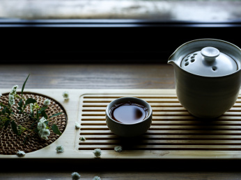 桌上茶盘里有一杯泡好的红茶