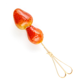 白底上的小串草莓冰糖葫芦