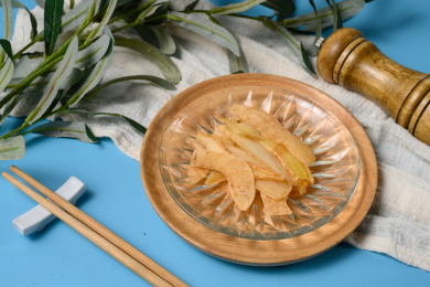 桌面上的盘子里干爽的天麻片