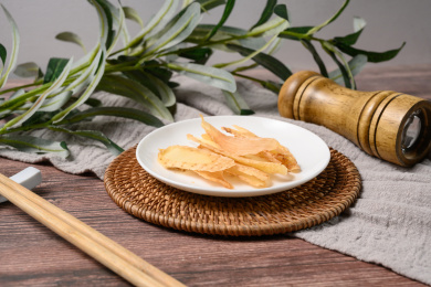桌面上的盘子里干爽的天麻片