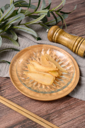 桌面上的盘子里干爽的天麻片