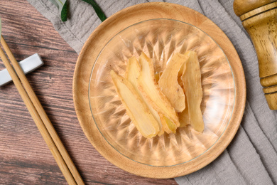 桌面上的盘子里干爽的天麻片